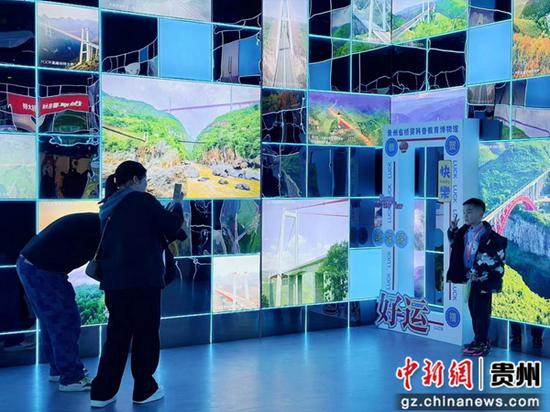 图为游客在焕新后的博物馆合影留念。王秋旭摄