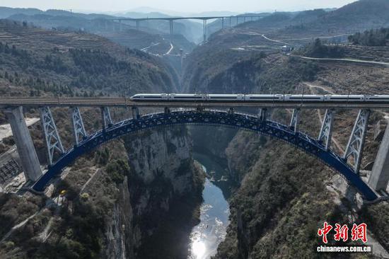 图为和谐号动车组通过西溪河大桥。(无人机照片)中新社记者 瞿宏伦 摄