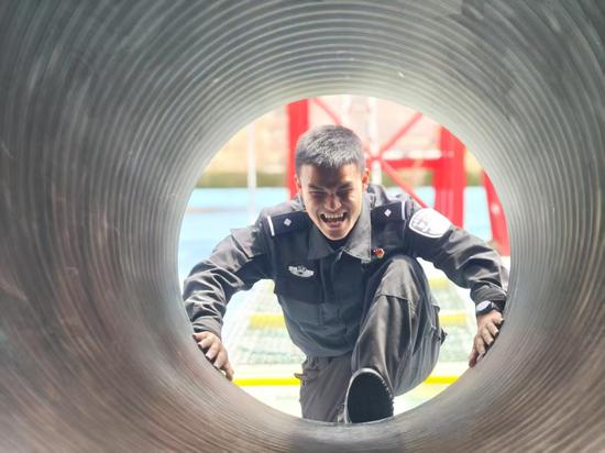 图为黎家豪进行越障训练。南宁铁路公安处特警支队供图