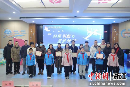 2月6日，6名大学生导师领取聘书，并进行家庭结对。（主办方供图）