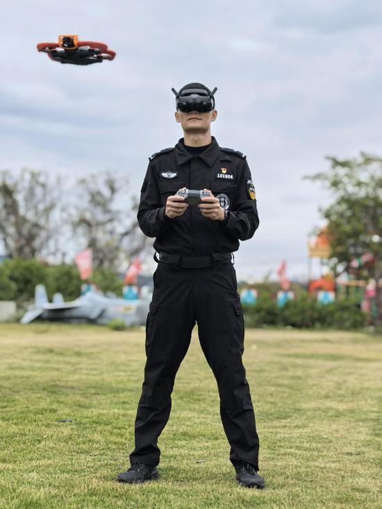 图为黎家豪正在进行无人机操作。南宁铁路公安处特警支队供图