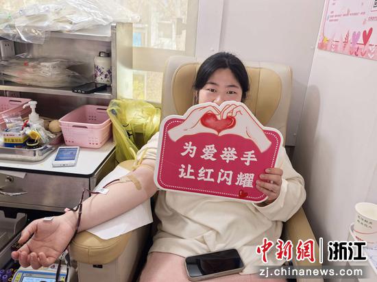 大学生在无偿献血。煤山镇供图