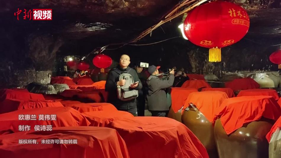 广西桂林：民众进入千年“大象肚里”打年酒