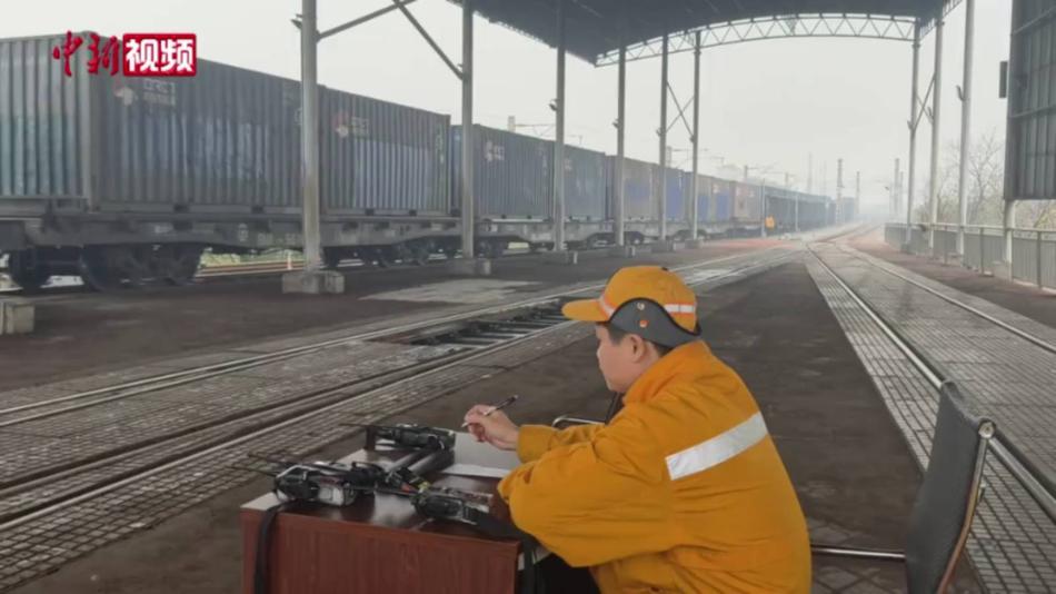 广西铁路“快递分拣员”日均提钩数百次 保障物资顺利抵达