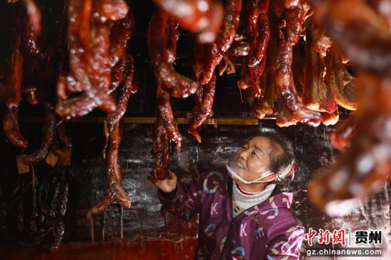 1月28日，剑河县仰阿莎街道办源江村，村民在熏房内熏制腊味。