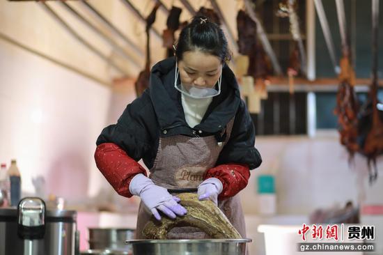 1月28日，剑河县仰阿莎街道办源江村，村民在制作腊肉。