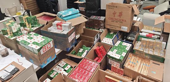 图为查获的部分涉案卷烟。 宁静波 摄
