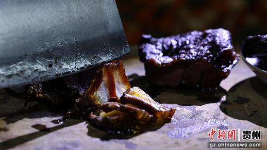 1月28日，剑河县仰阿莎街道办源江村，村民在熏房内熏制腊味。