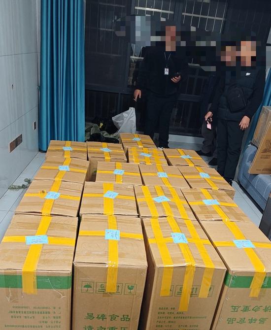 图为查获的部分涉案卷烟。 宁静波 摄