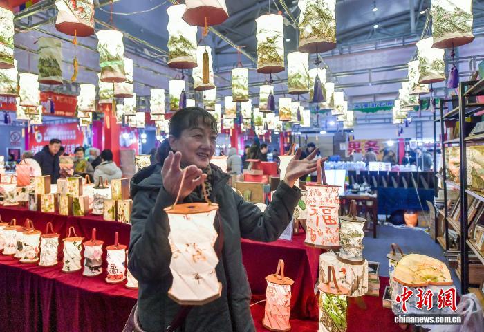 （新春见闻）乌鲁木齐：春节临近 民众采购年货忙