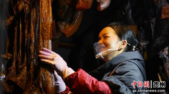 1月28日，剑河县仰阿莎街道办源江村，村民在熏房内熏制腊味。