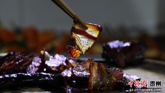 1月28日，剑河县仰阿莎街道办源江村，村民在熏房内熏制腊味。