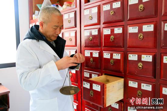 凤冈县何坝街道水河村卫生室村医为群众服务。饶云  摄