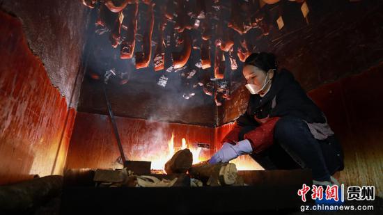 1月28日，剑河县仰阿莎街道办源江村，村民在熏房内熏制腊味。
