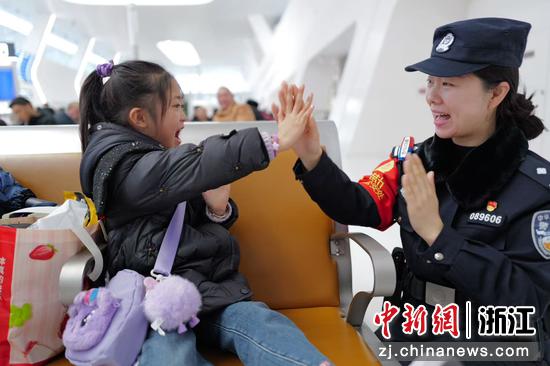 图为：铁路警察和小朋友互动。中新社发 贺瑞明 摄