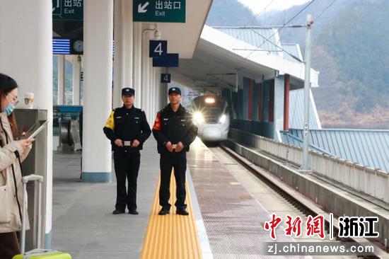 吴增福（右一）在工作中。洪淳供图