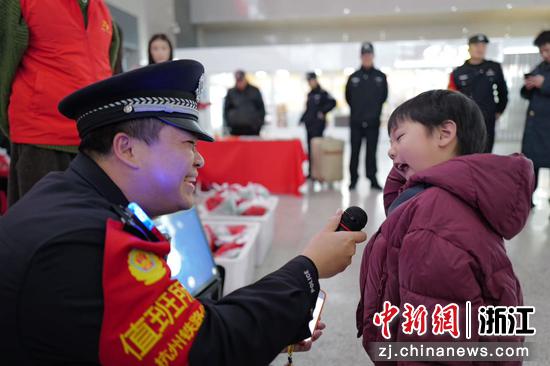 图为：铁路警察和小朋友互动。中新社发 贺瑞明 摄
