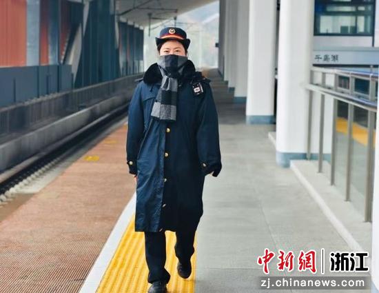 方炜在工作中。洪淳供图