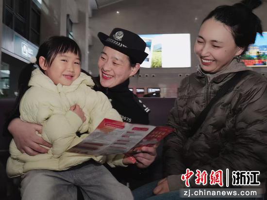 图为：铁路警察和小朋友互动。中新社发 贺瑞明 摄