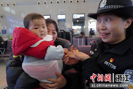 图为：铁路警察和小朋友互动。中新社发 贺瑞明 摄