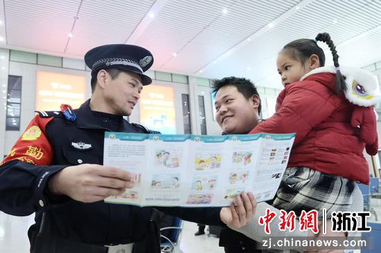 图为：铁路警察向旅客开展安全宣传。中新社发 贺瑞明 摄