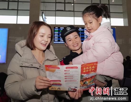 图为：铁路警察向旅客开展安全宣传。中新社发 贺瑞明 摄