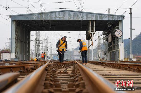 （新春见闻）贵州：铁路部门对贵阳北动车运用所开展检修作业