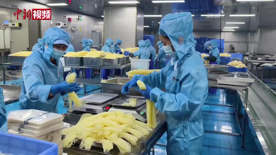 食客为“鲜”买单 广西柳州冰鲜螺蛳粉成热销年货