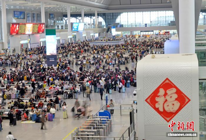 广西南宁高铁站客流“升温” 旅客行囊满满归心切