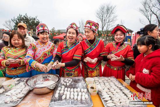 （新春走基层）贵州黔西：易地搬迁安置点民众欢乐迎新春