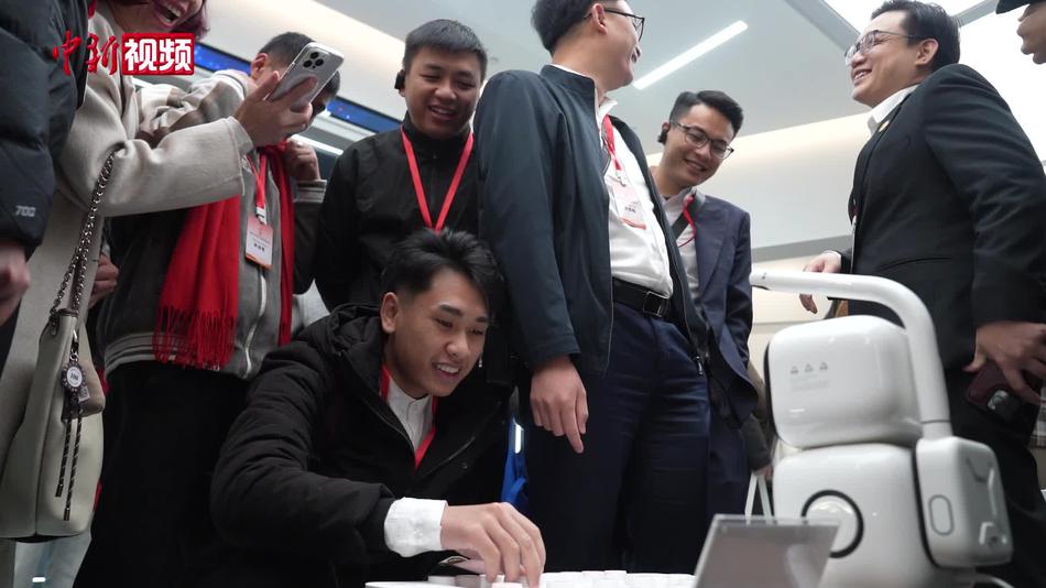 越南青年点赞中国AI技术 望两国在科技领域开展更多合作