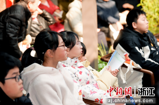 学生们正在认真聆听分享