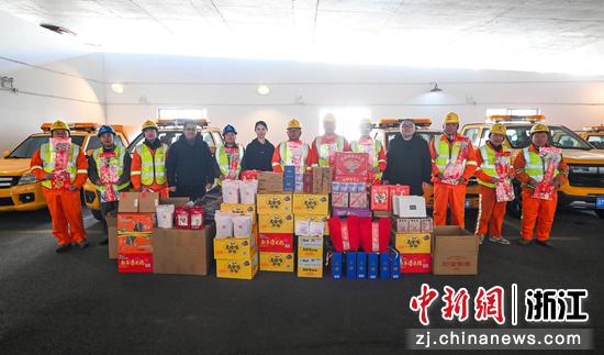 主办方将年礼送至一线工作者手中。王刚&nbsp;摄