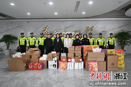 主办方将年礼送至一线工作者手中。王刚&nbsp;摄