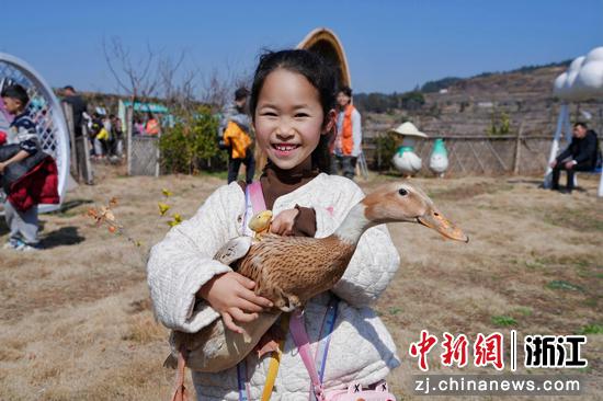 小朋友与麻鸭合影。&nbsp;梅情斯&nbsp;供图