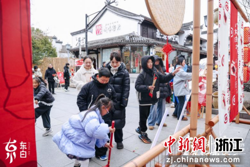 市民游客们正在沉浸式体验耕读民俗活动 主办方供图