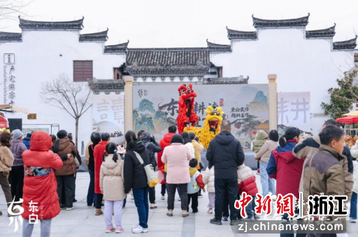传统舞龙舞狮表演吸引大批市民游客驻足欣赏 主办方供图