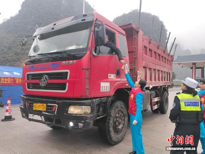 广西高速“瑶乡花”送上春联茶点 暖心服务返乡人