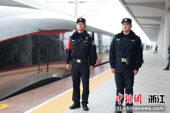 铁警在兰溪站执勤。兰溪站派出所供图