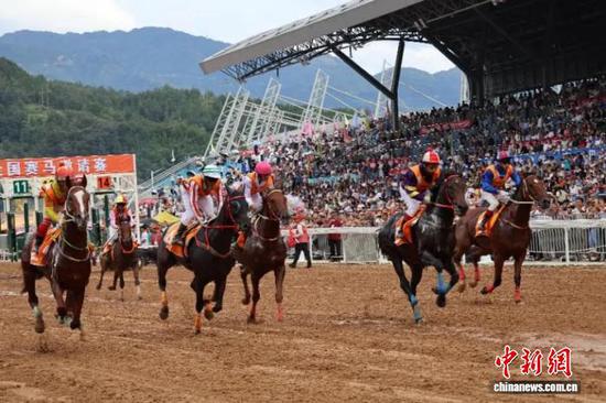 2025年10月1日，2025“贵州村马”水族端节全国赛马邀请赛开赛。中新社记者 刘美伶 摄