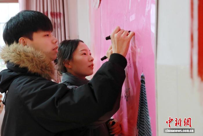 甜蜜浪漫情人节 广西侗乡迎来“领证热”