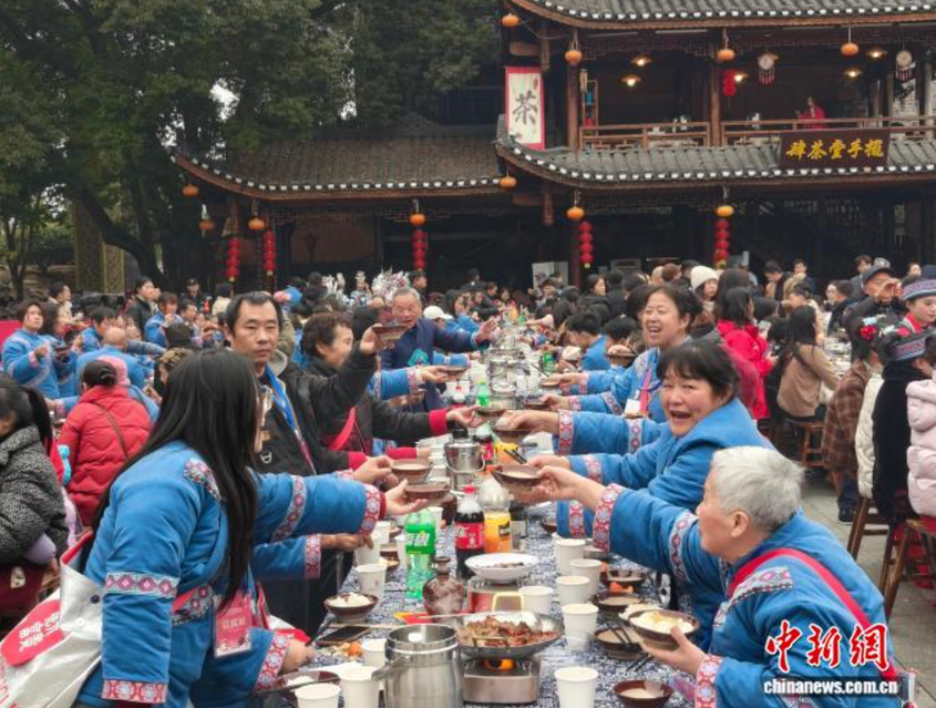 除夕团年饭 湘西“过赶年”