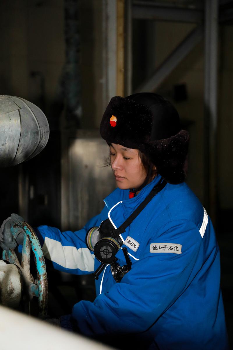 2月12日晚，独山子石化公司炼油二部操作工姚颖正在进行巡检。刘静 摄