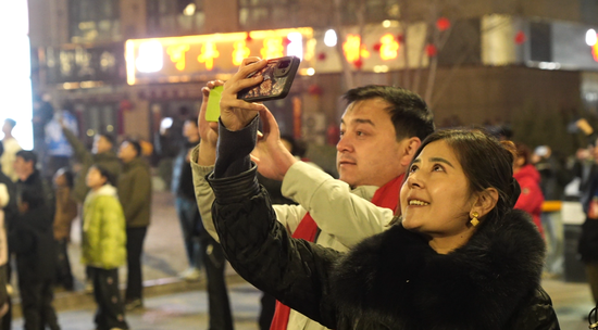 流光溢彩烟花秀为各族群众送上新春视觉盛宴。阿卜杜拉·热杰普 摄