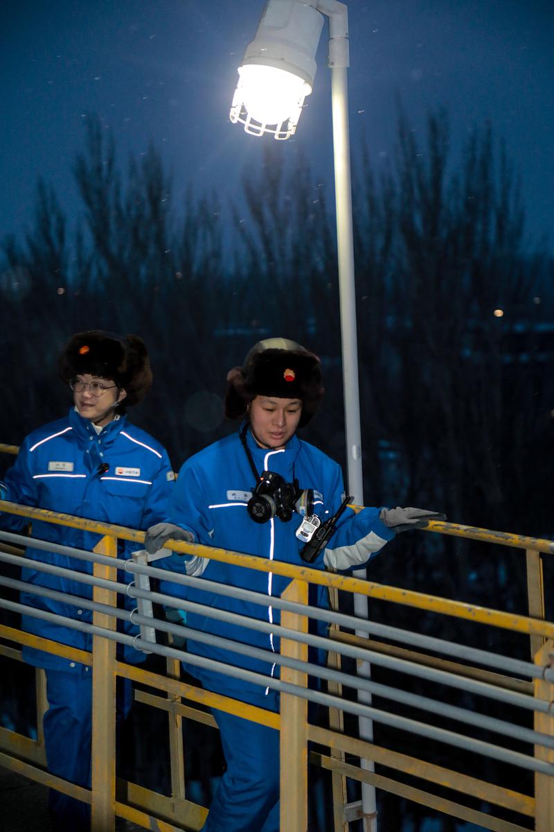 独山子石化公司炼油二部操作工姚颖和同事一起巡检。刘静 摄