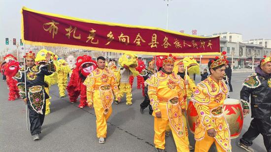 社火队伍花式各样。
