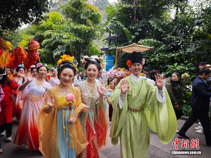 广西柳州龙潭公园举行民俗巡游送福