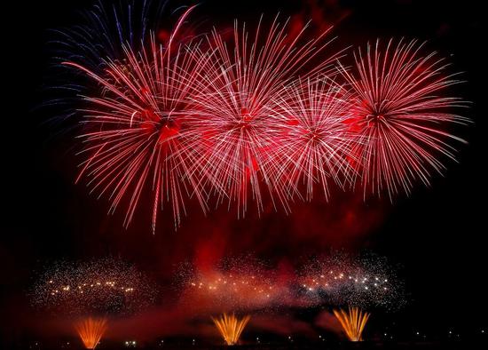 璀璨烟花点亮除夕夜空。许晓龙 摄