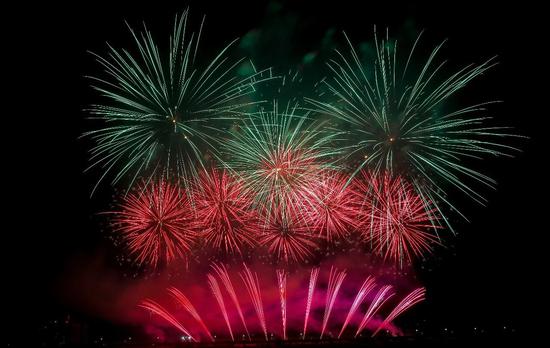 绚丽多彩的烟花秀。许晓龙 摄