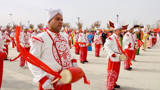 社火队伍花式各样。
